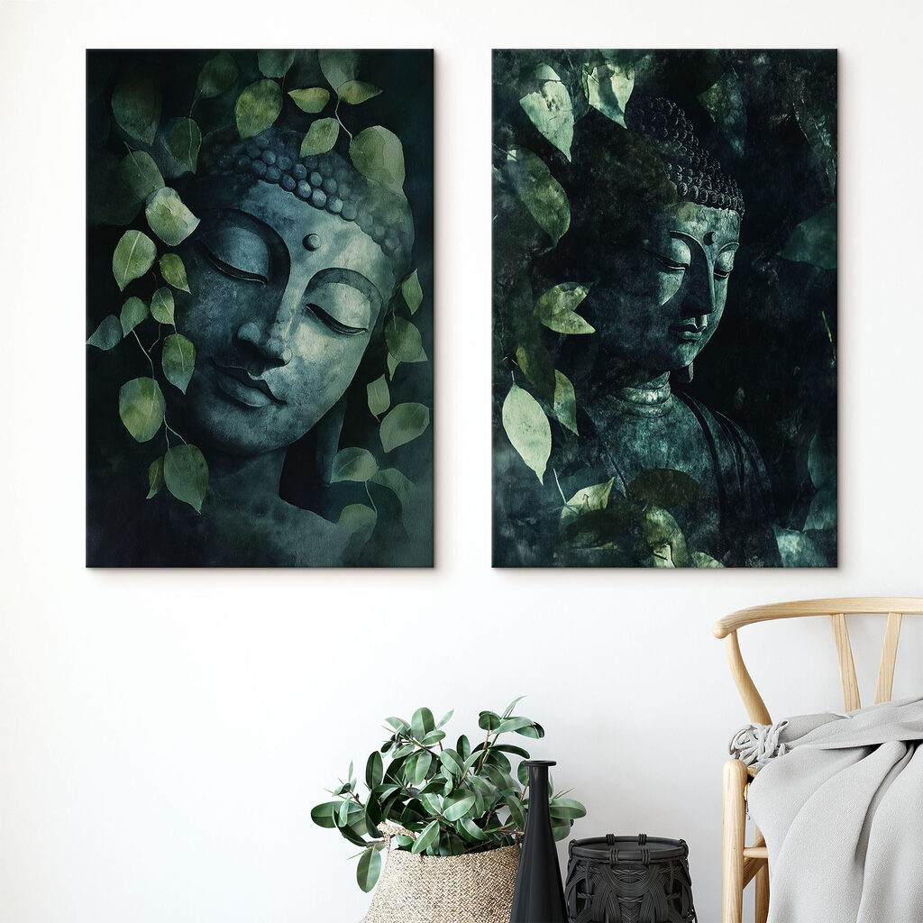 Buda entre el verde en un interior