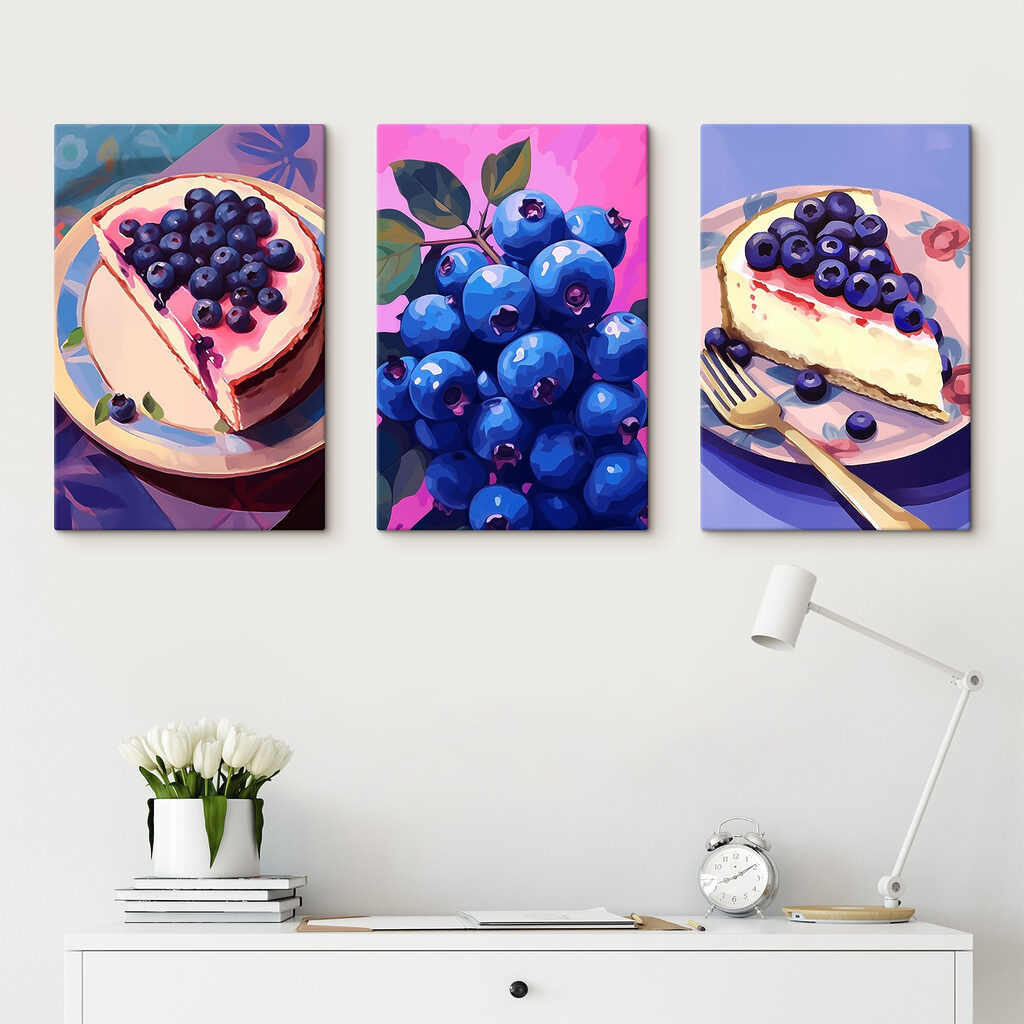 Arándanos y tarta en un interior