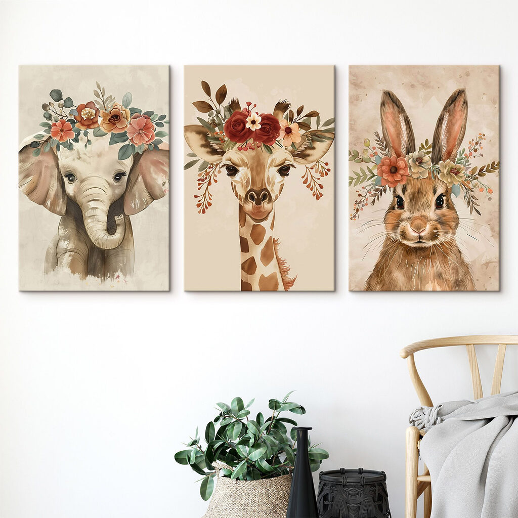 Animales con guirnaldas en un interior