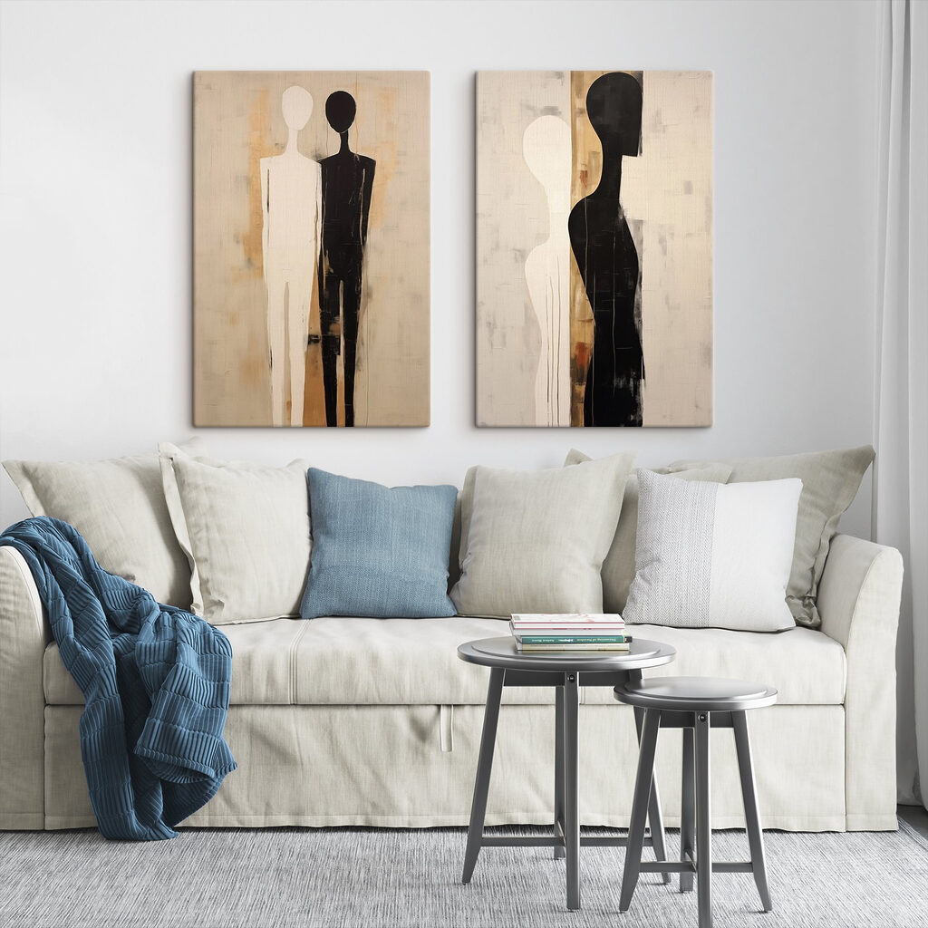 Figuras blancas y negras en un interior