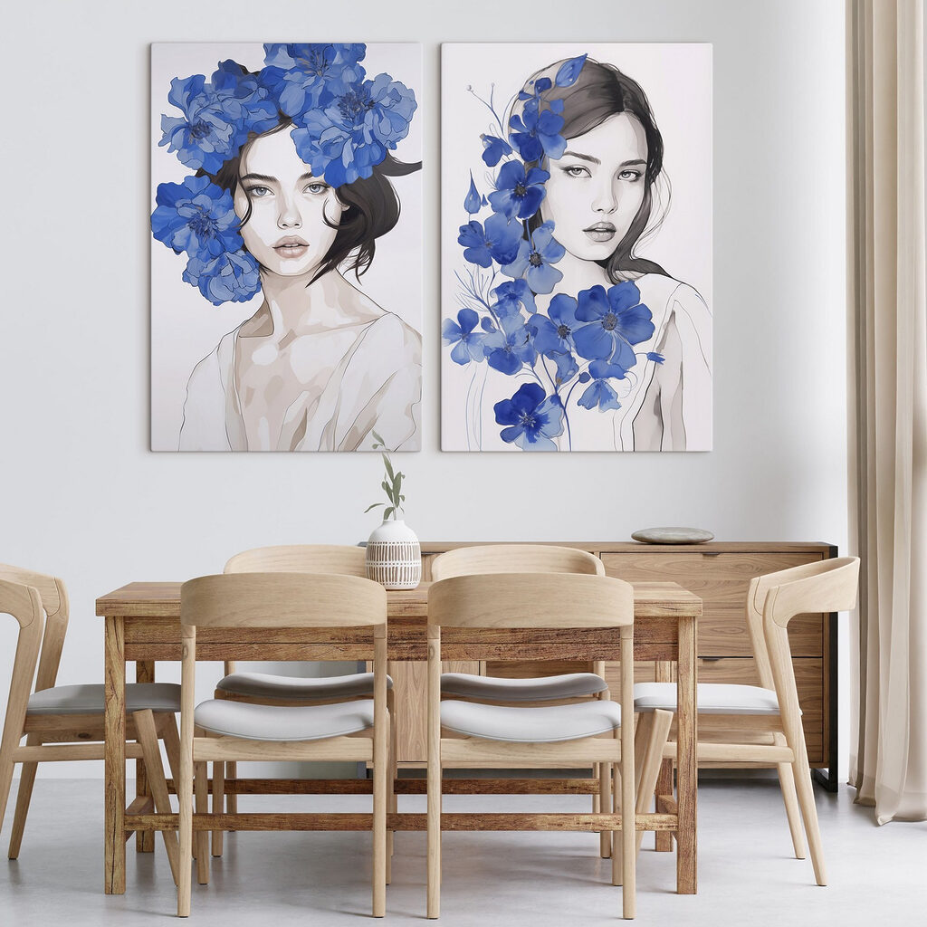 Retratos con flores azules en un interior