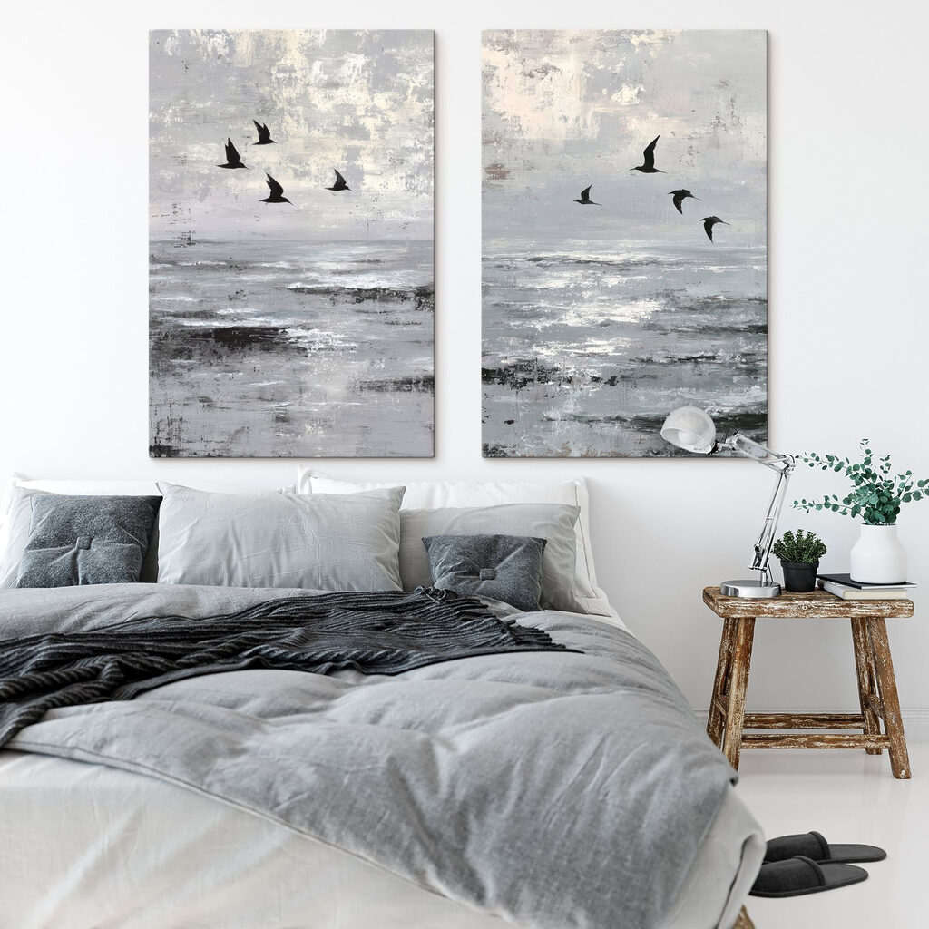 Aves sobre agua quieta en un interior