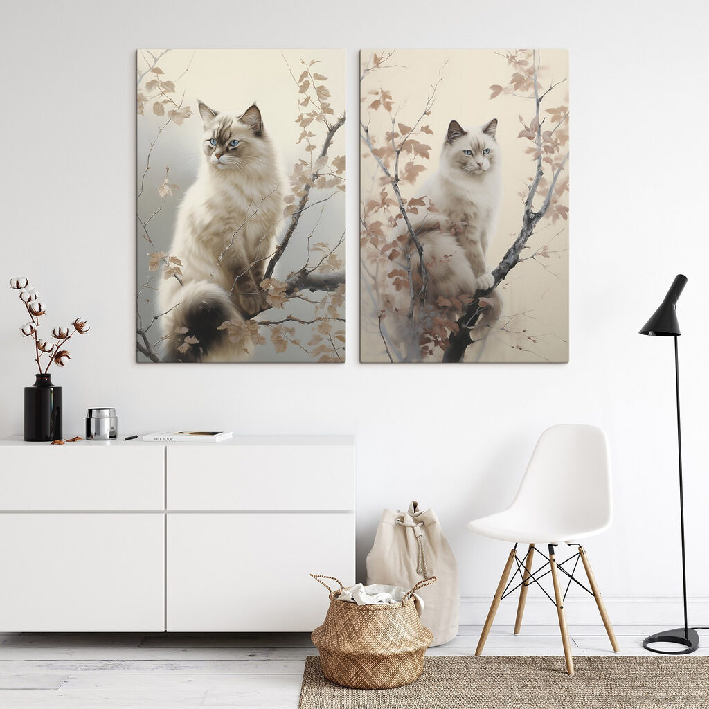 Gatos entre ramas en un interior
