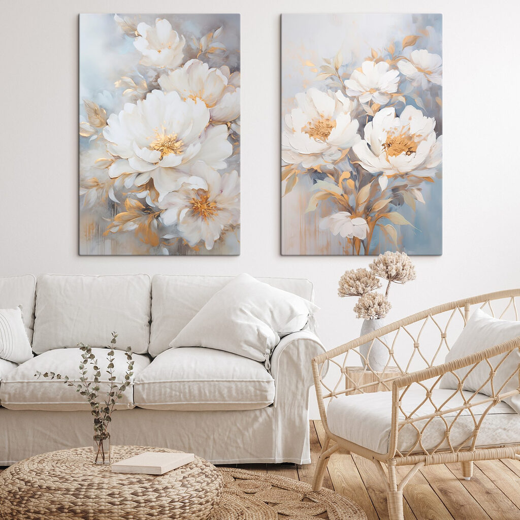 Flores blancas, paneles azules en un interior