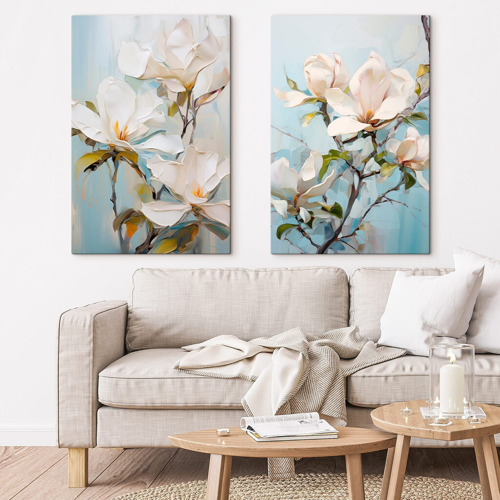 Ramas blancas de magnolia en un interior