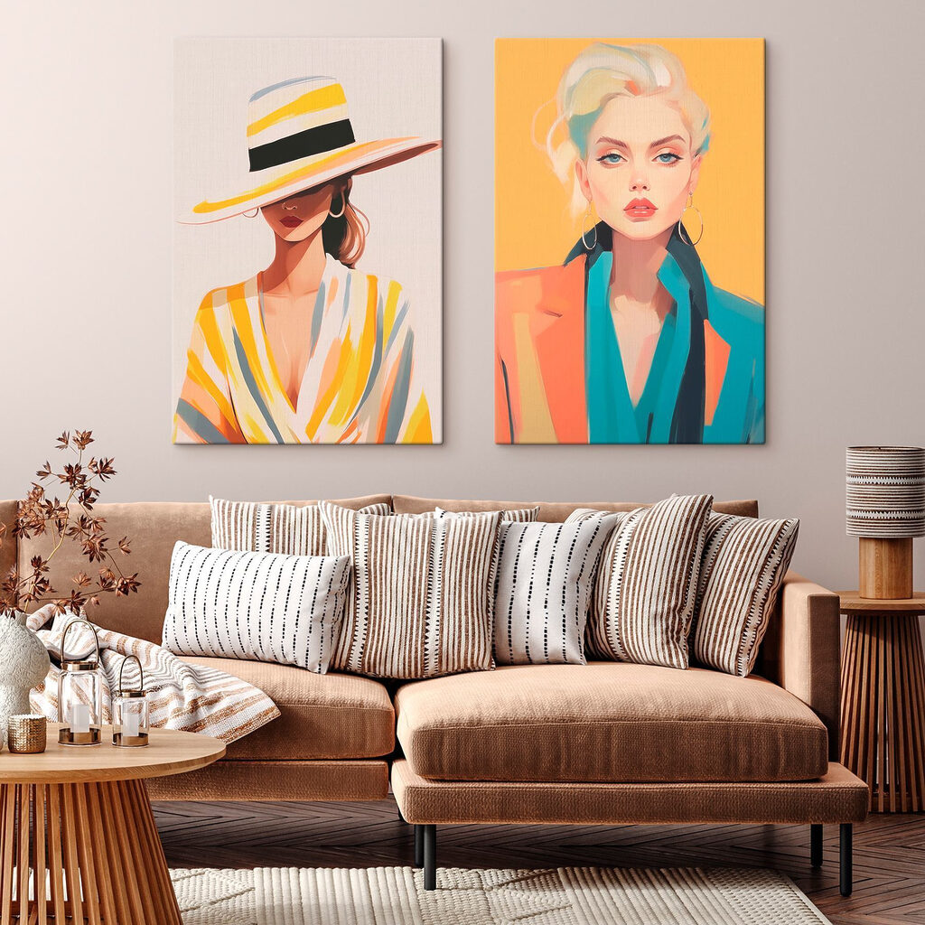 Dos mujeres con sombrero en un interior