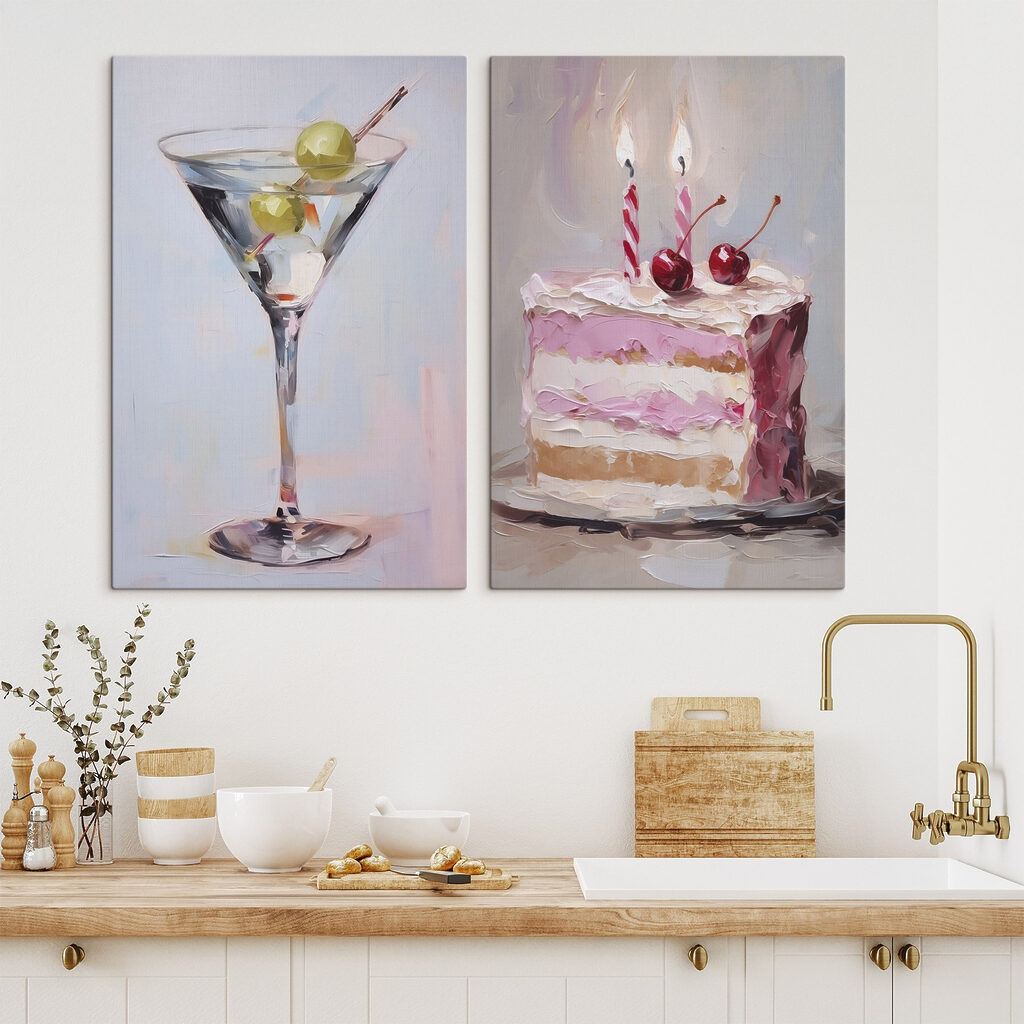 Tarta y un martini en un interior