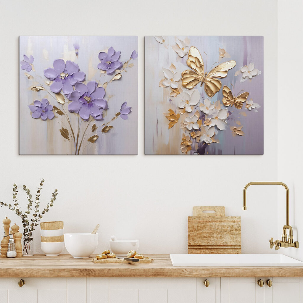 Mariposas entre flores moradas en un interior