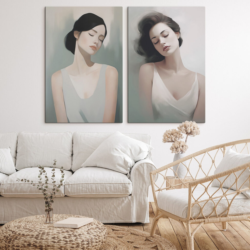Dos mujeres serenas en un interior