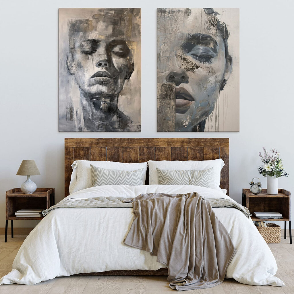 Rostros en pintura envejecida en un interior