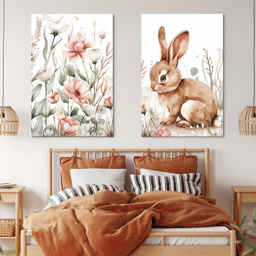 Conejo entre flores en un interior