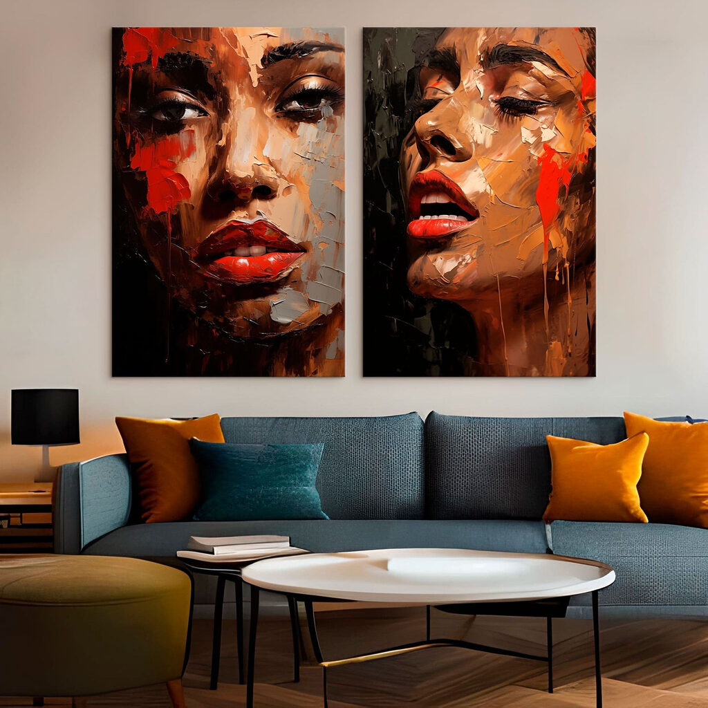 Rostros con pintura chorreada en un interior