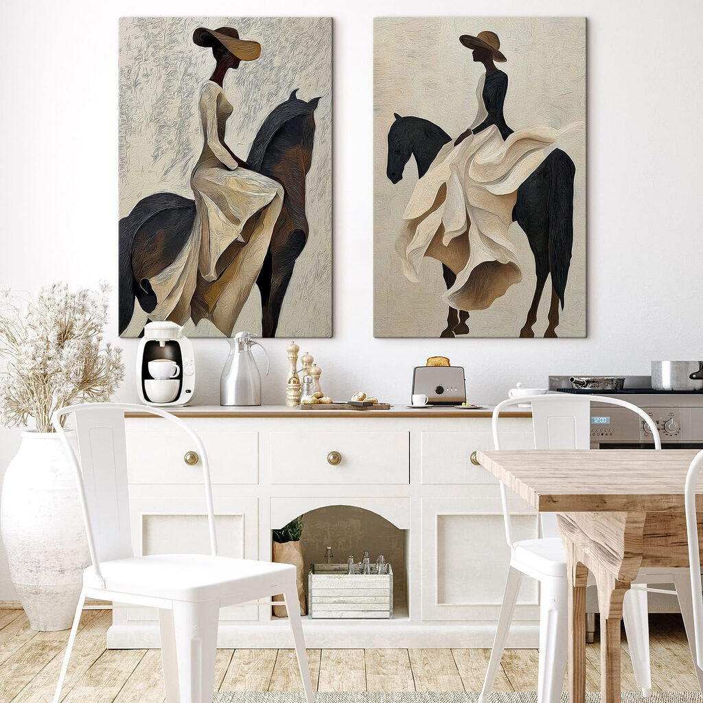 Mujer a caballo en un interior