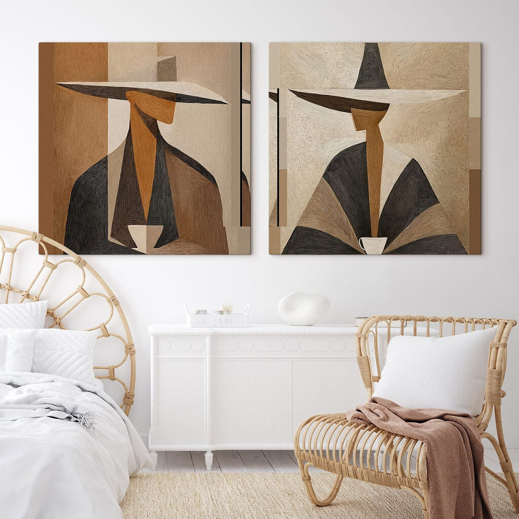 Mujer con sombrero en un interior