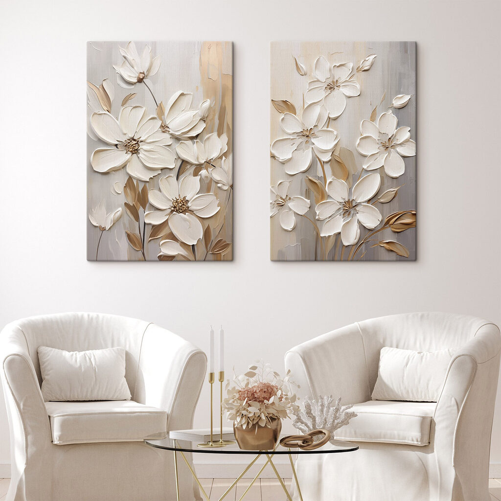 Ramas de flores blancas en un interior