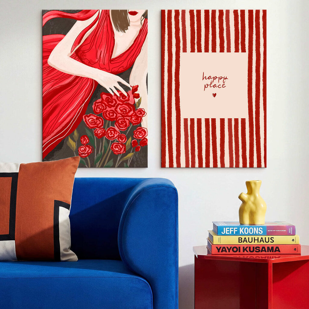 Mujer con rosas rojas en un interior