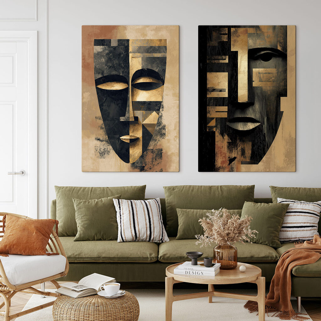 Máscaras en collage en un interior