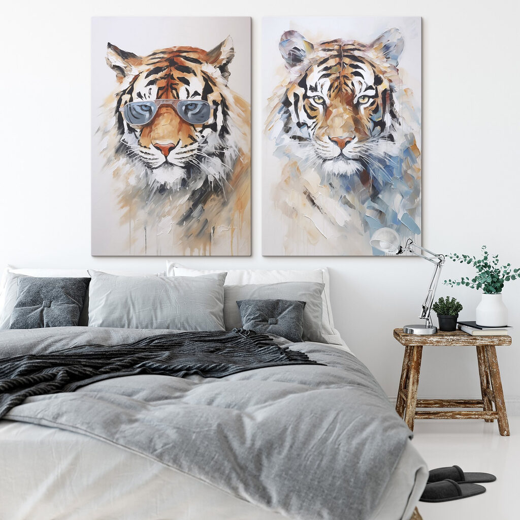 Tigres con gafas en un interior