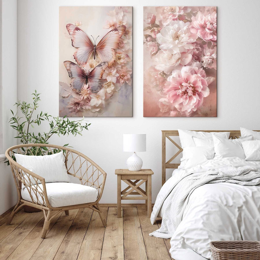 Mariposas entre flores en un interior