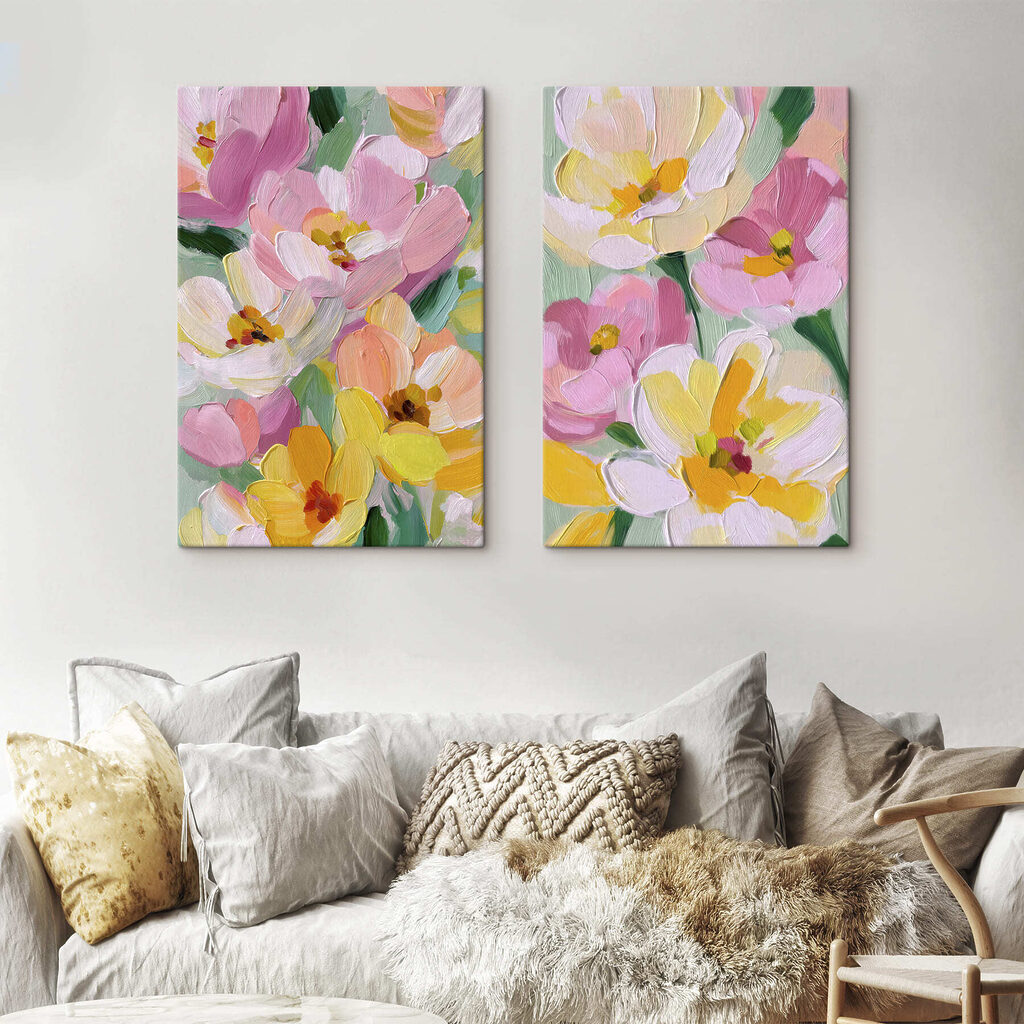 Flores en trazos vivos en un interior