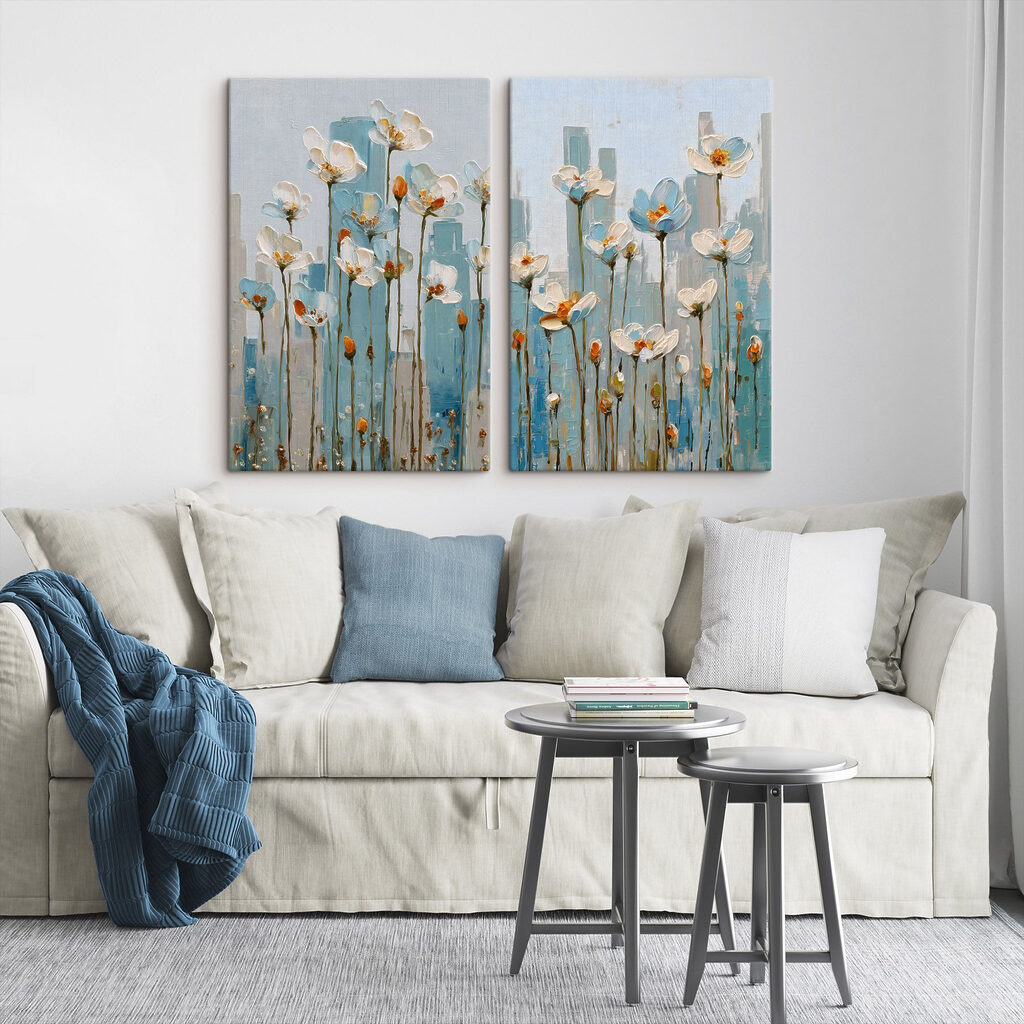 Flores ante campos azules en un interior