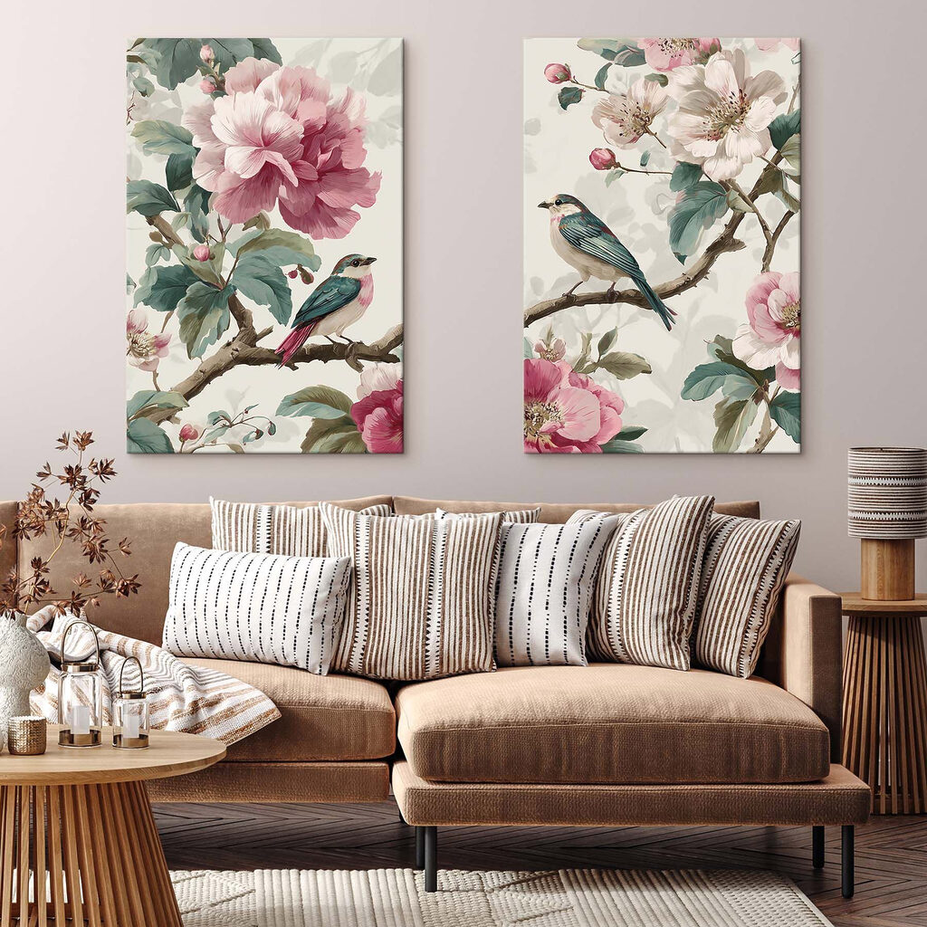 Pájaros entre flores rosas en un interior