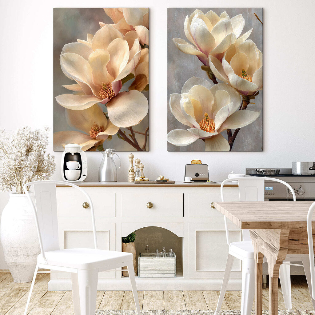 Magnolia entre brotes en un interior
