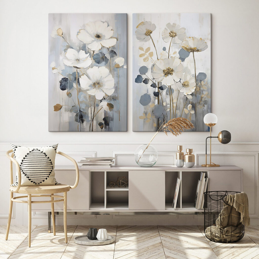 Flores blancas, gris azulado en un interior