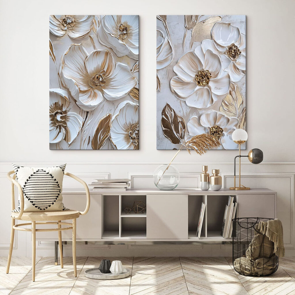 Flores con rizos dorados en un interior