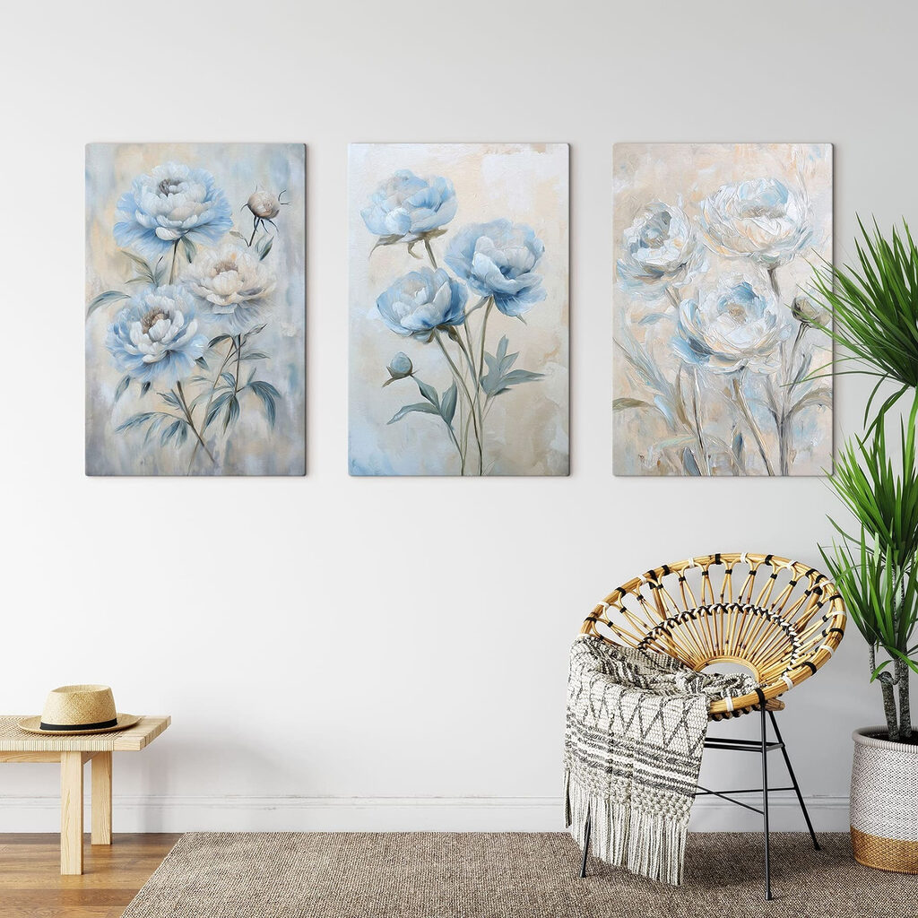 Flores azules pintadas en un interior