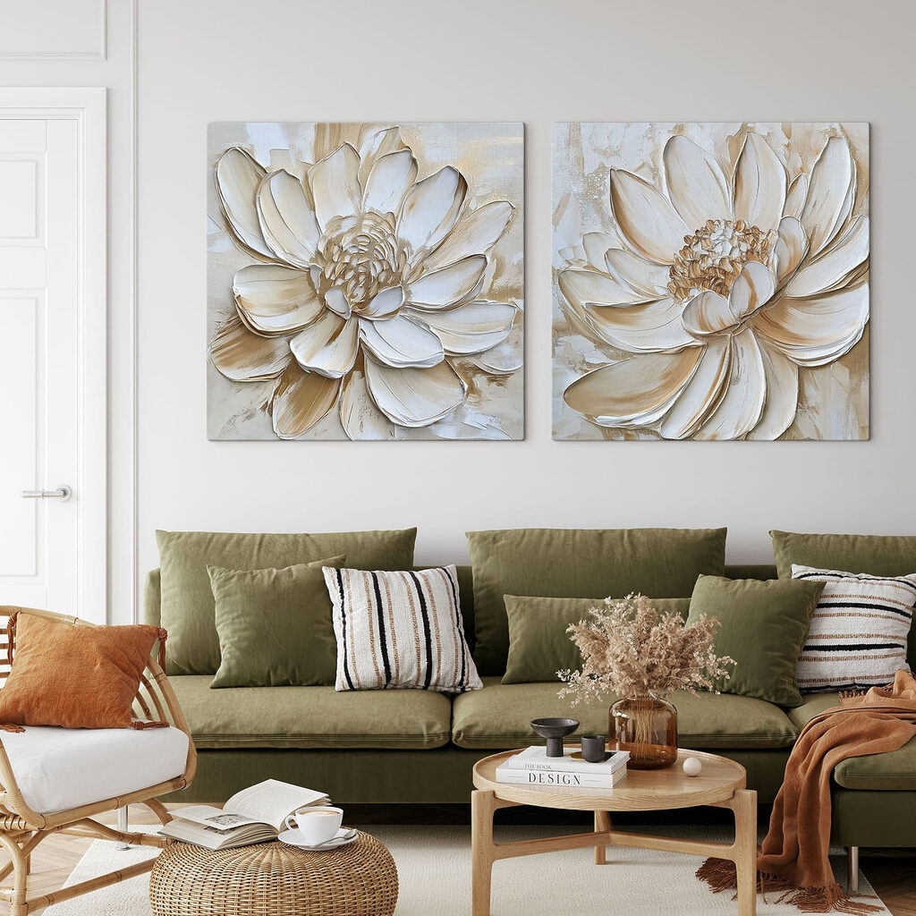 Flor de contorno dorado en un interior