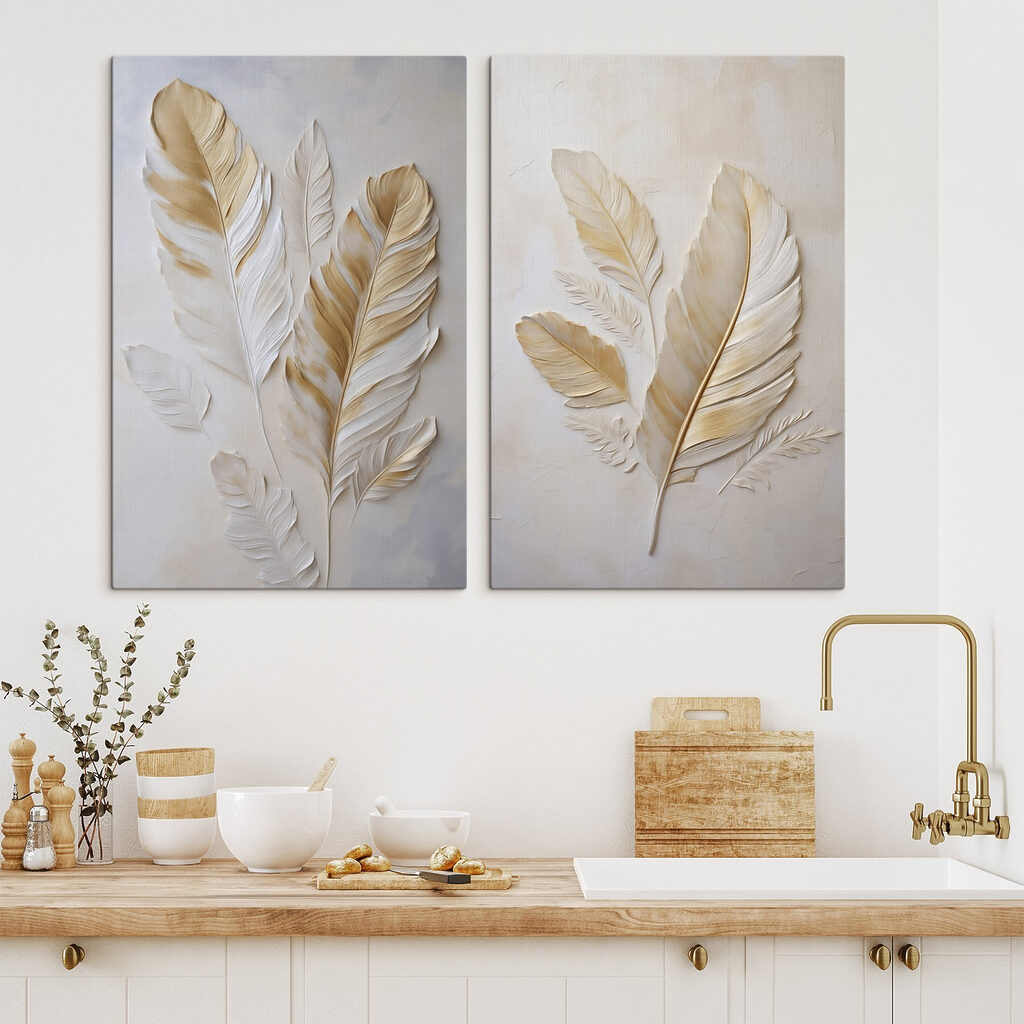 Plumas esculpidas en relieve en un interior