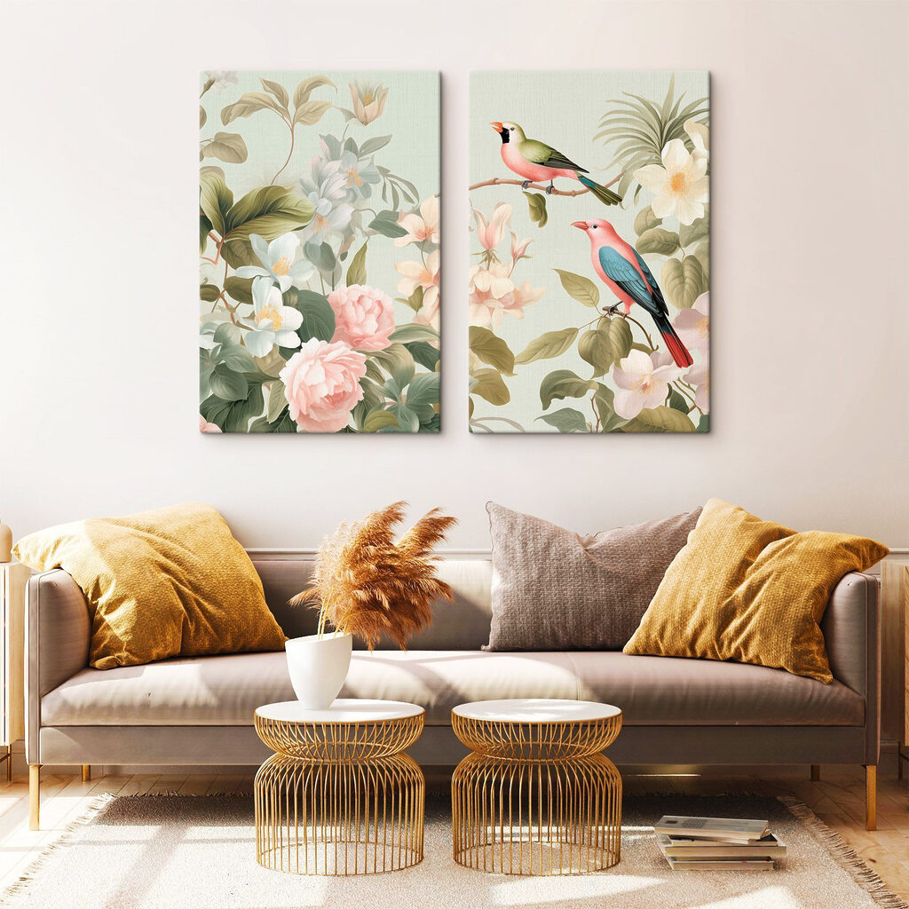 Pájaros en flor rosada en un interior