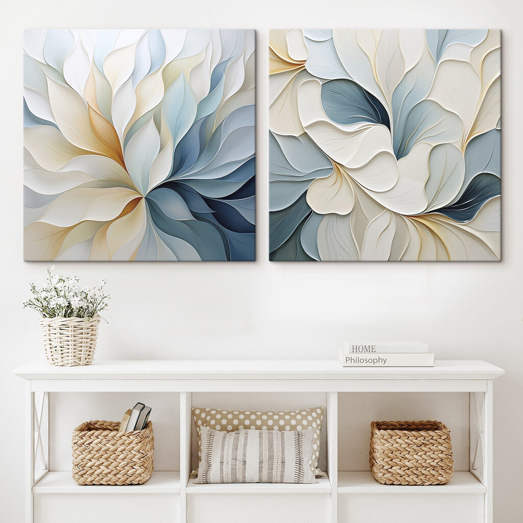 Hojas azules y blancas en un interior