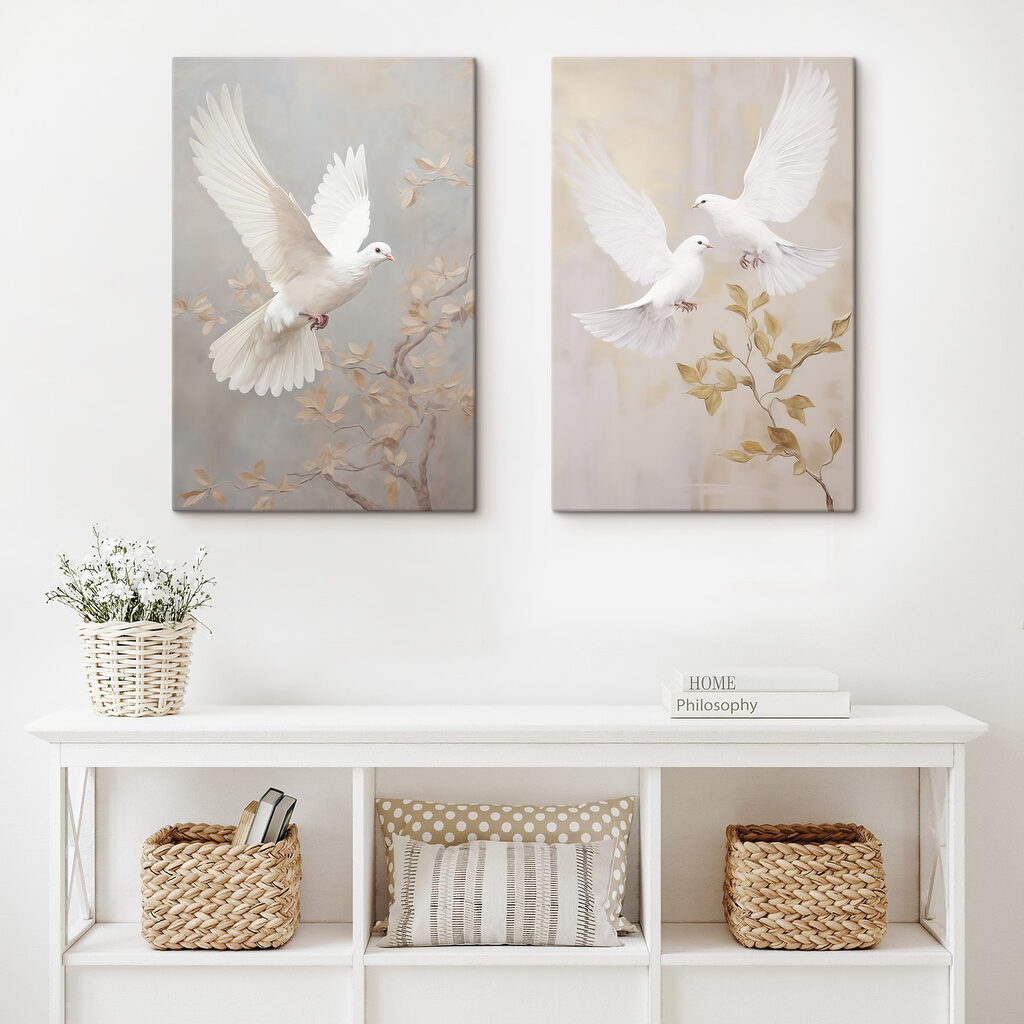 Palomas blancas en un interior