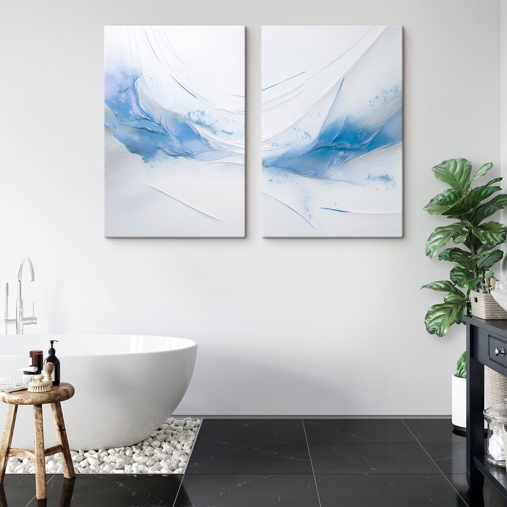 Trazos azules sobre blanco en un interior