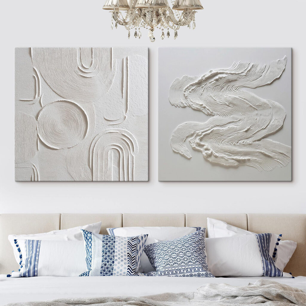 Arcos y trazos blancos en un interior