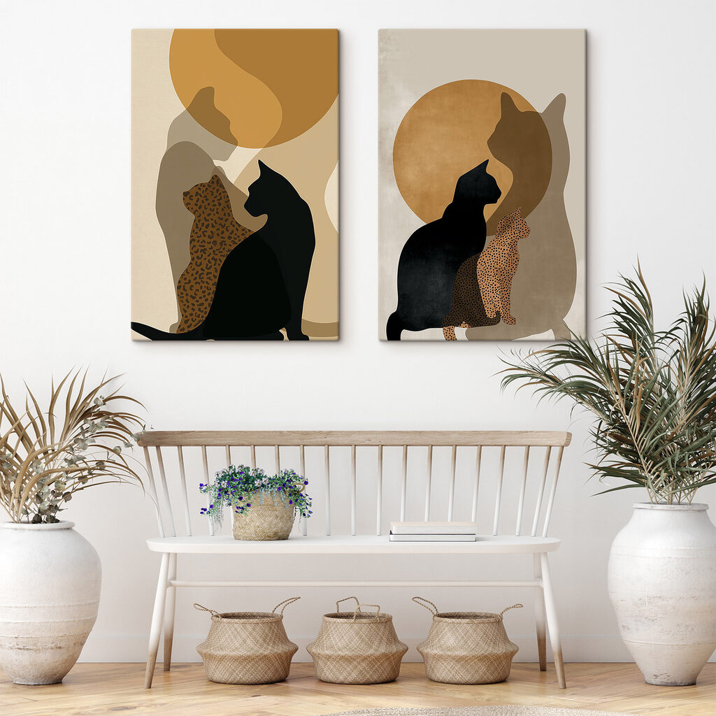 Gatos entre formas cálidas en un interior