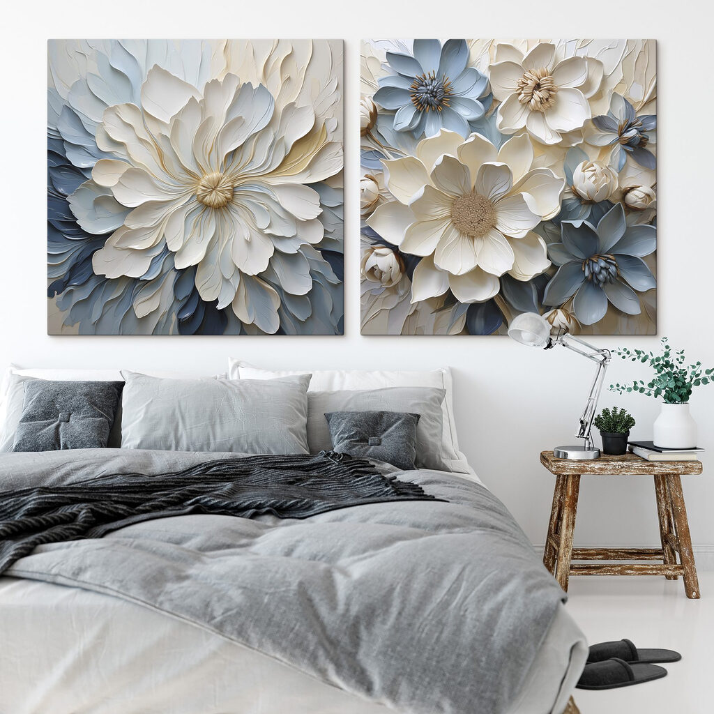 Flores blancas entre azules en un interior