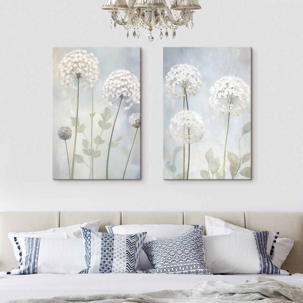 Flores redondas sobre tallos en un interior