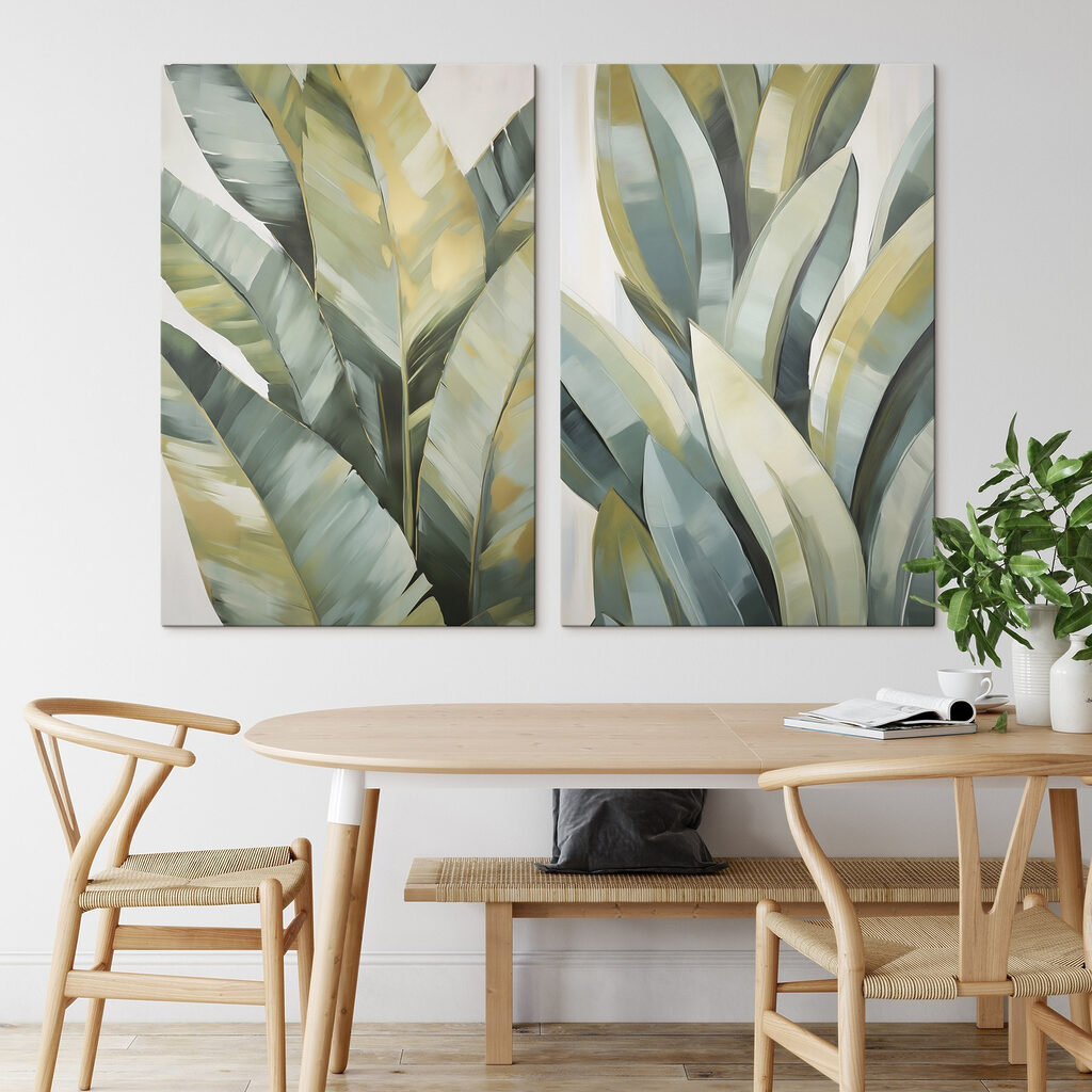 Hojas tropicales en pinceladas en un interior