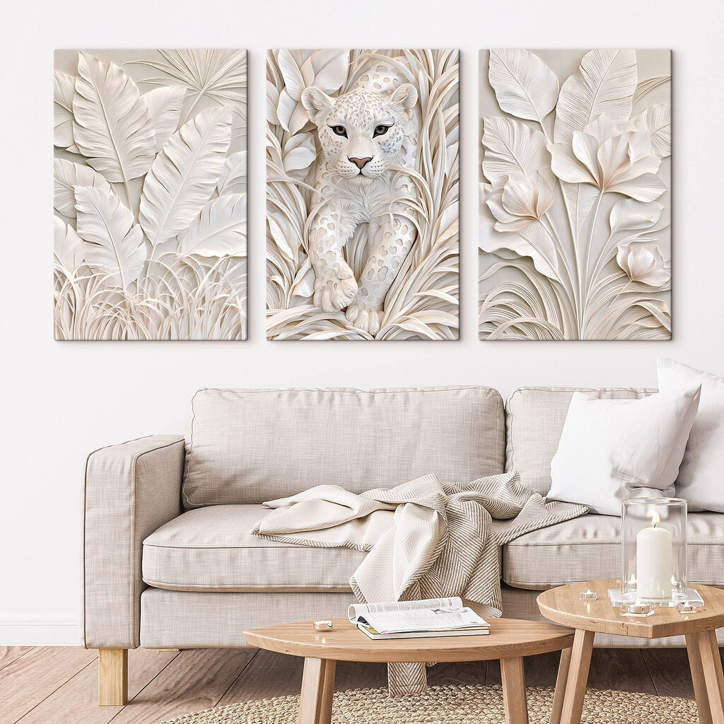 Felino blanco entre hojas — interior 1