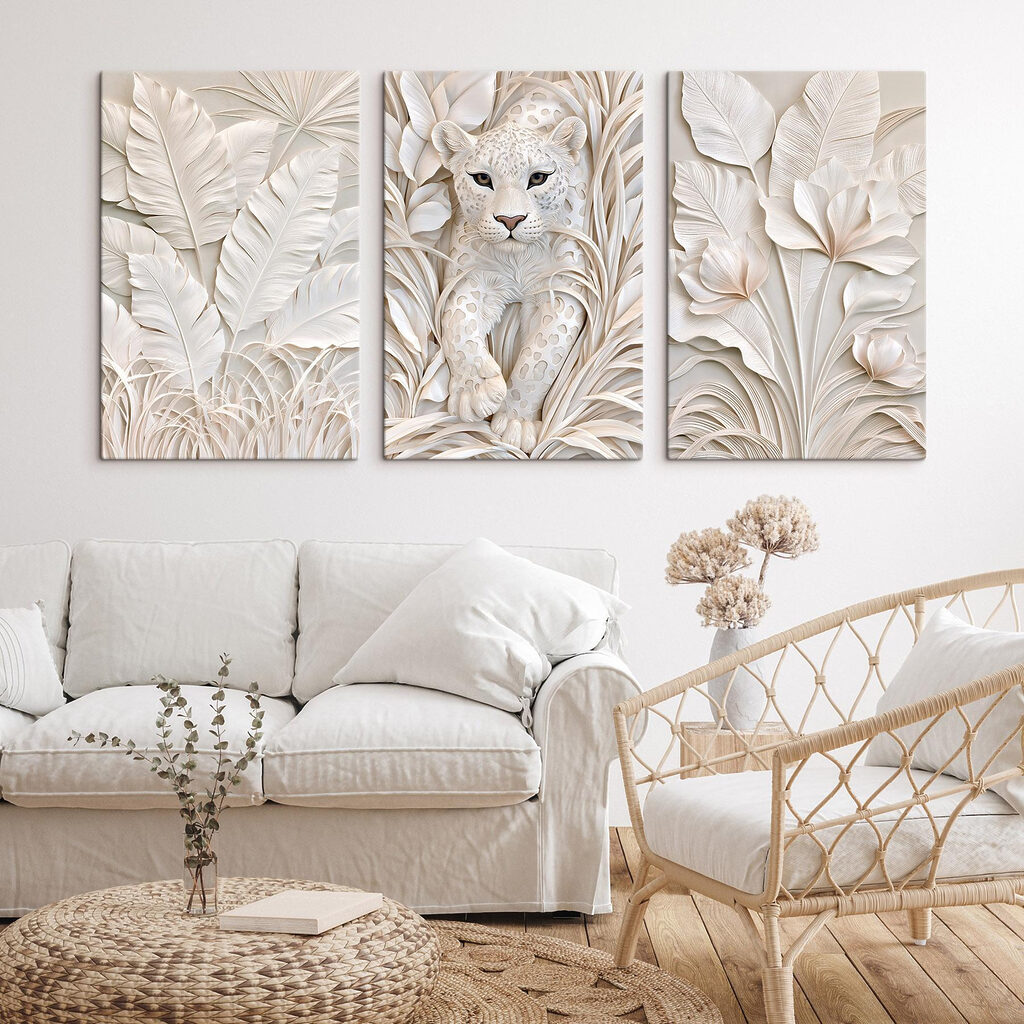 Felino blanco entre hojas — interior 2