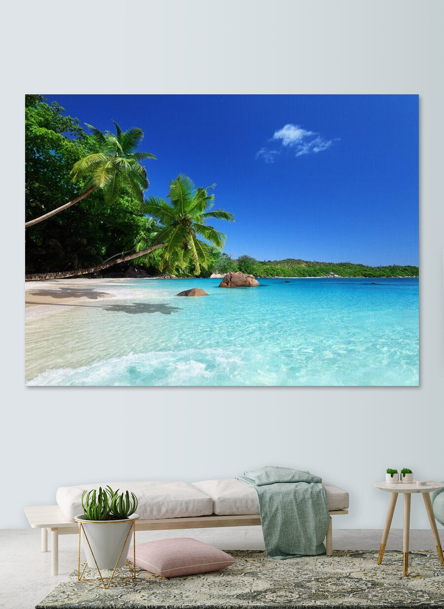Bahía bajo las palmeras en un interior