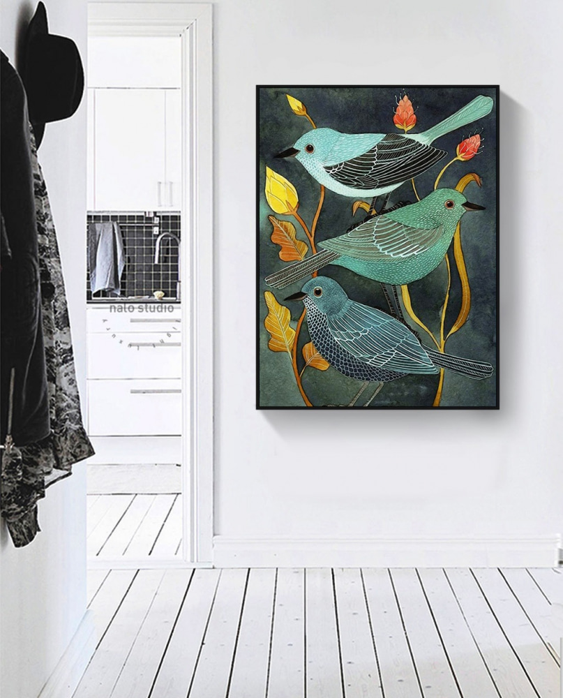 Tres pájaros entre flores en un interior