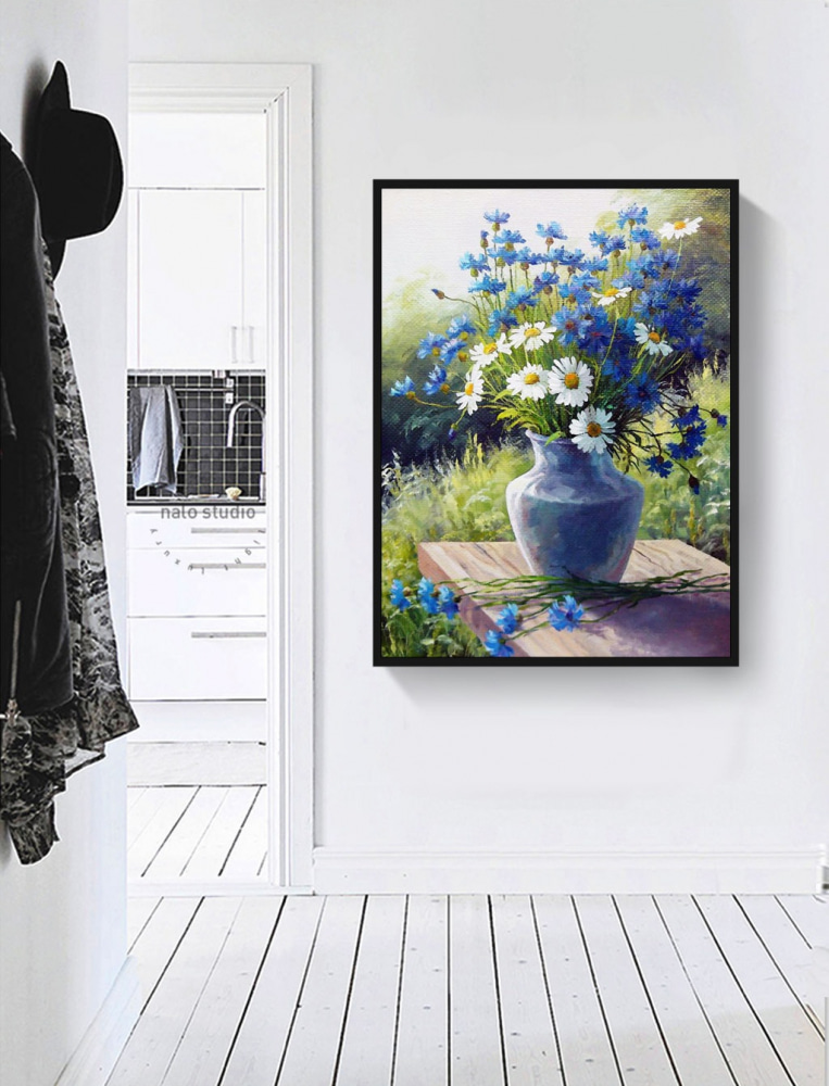 Ramo azul sobre mesa — interior 1