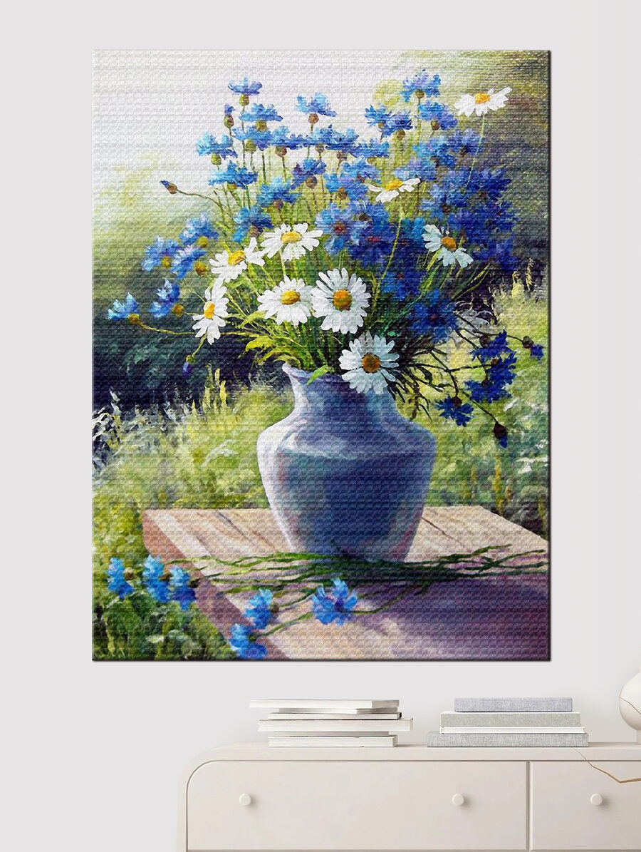 Ramo azul sobre mesa — interior 2