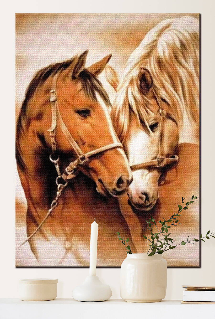 Caballos muy juntos en un interior