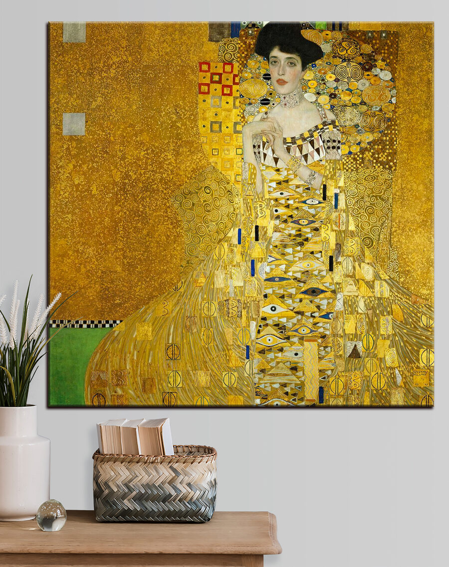Retrato dorado en un interior