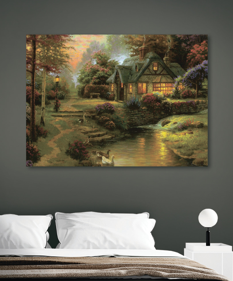 Casita en el crepúsculo en un interior